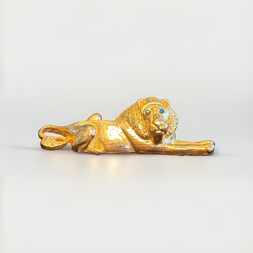 VTG Gold Tone Figural Lion Brooch Pin Textured Reclining Green Eyes Rhinestone